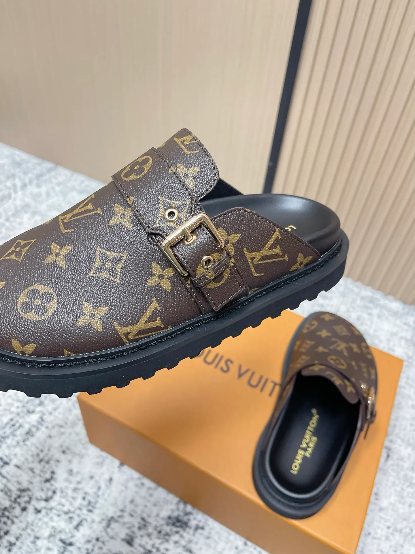 [L Family] P: 460💰 Size: 35-46 (female 40.41, male 45 46 custom-made) Top version Louis vuitton Lv new couple Birkenstock slippers. Cute and cute, not too good on the feet. Simple and high-end slingback design. Ready to wear and go. Good news for lazy people. Imported cowhide leather upper/imported old calico. Original hardware buckle, original molded high-density foam outsole.